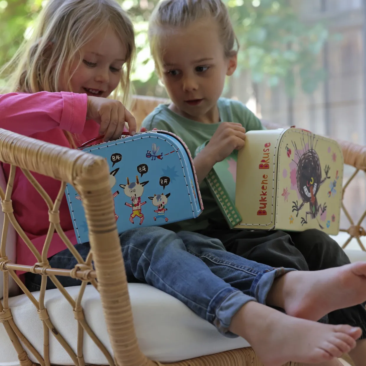 BOCKARNA BRUSE PAPPVÄSKA 25 CM