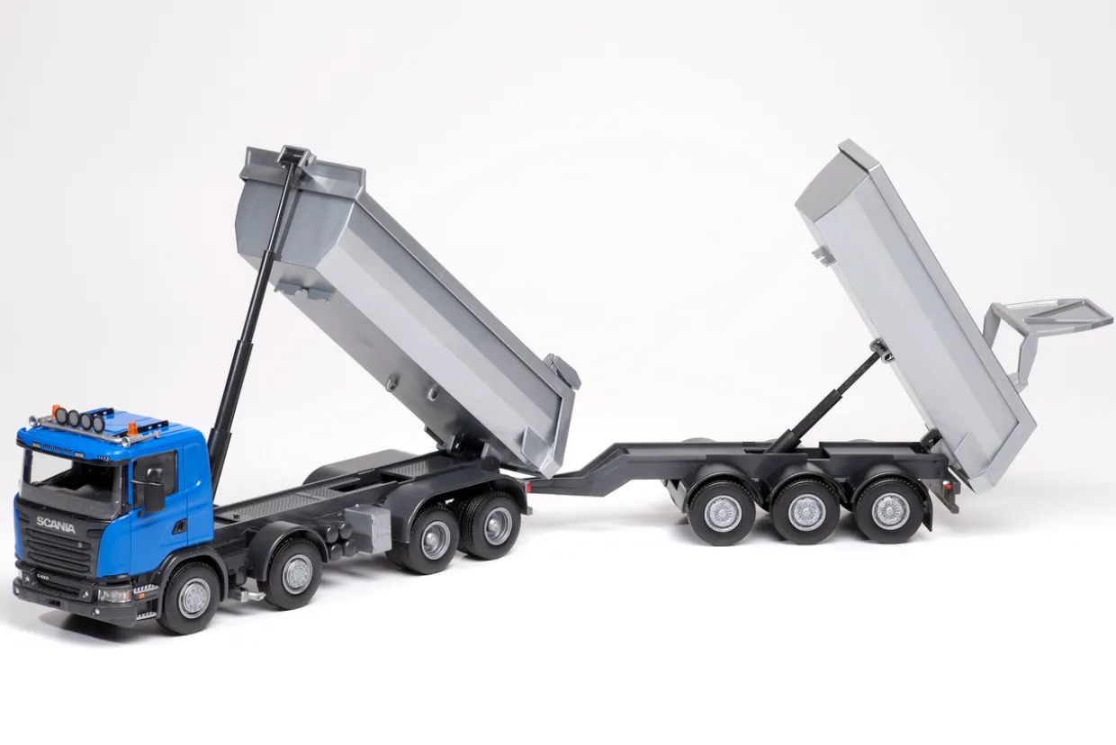 EMEK LEKSAKSBIL TIPPBIL MED VAGN SCANIA BLÅ 1:25