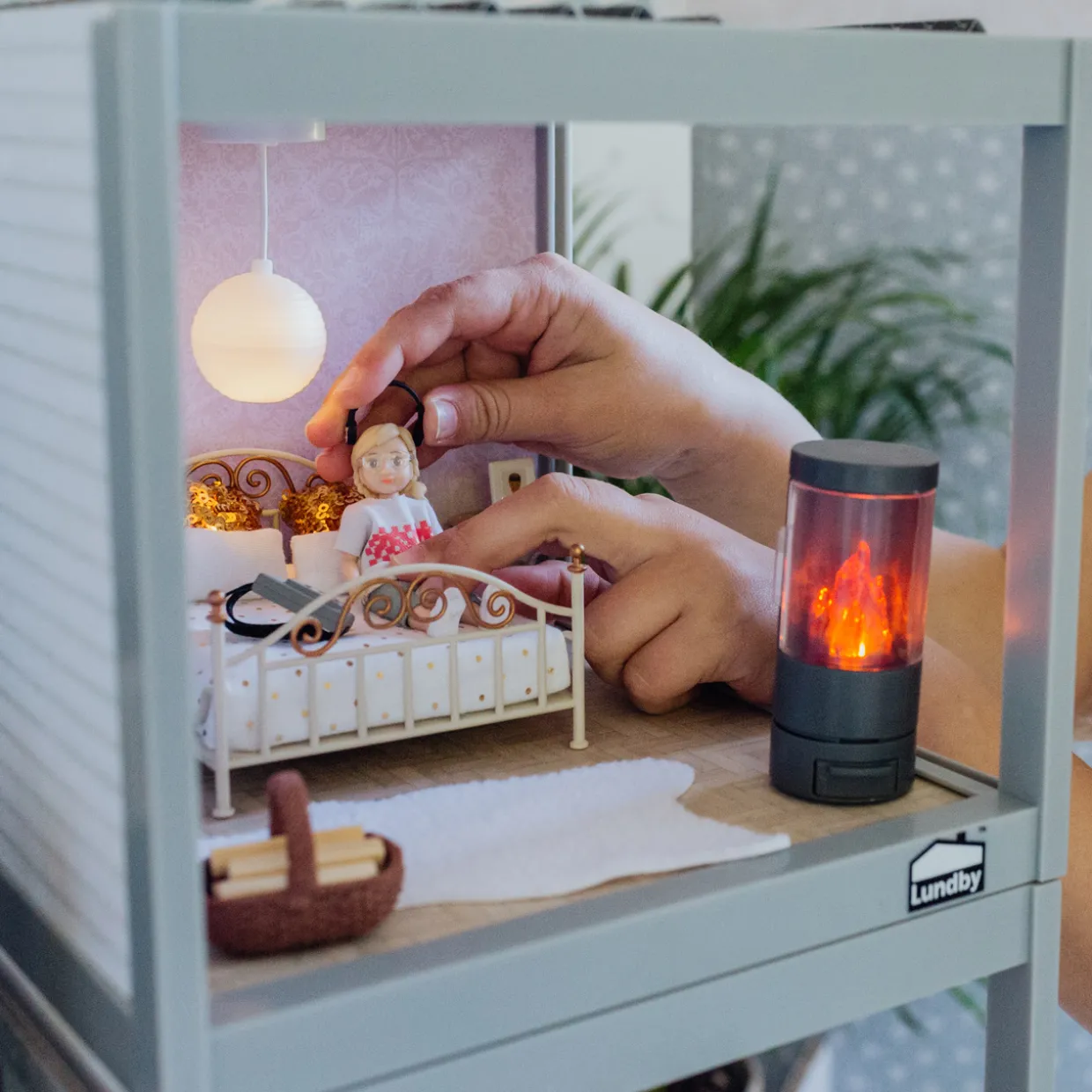LUNDBY DOCKHUSMÖBLER SOVRUMSSET MÄSSING