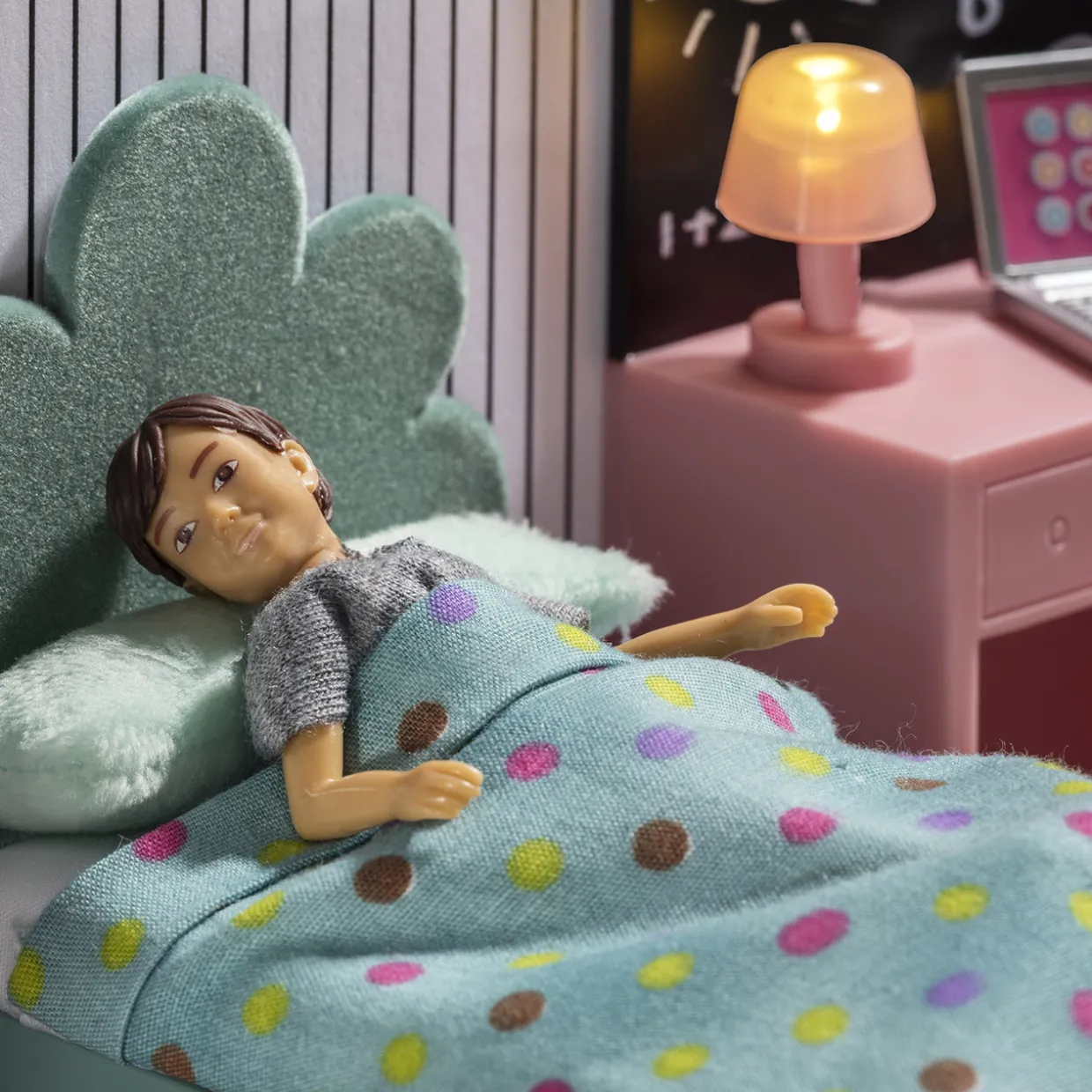 LUNDBY DOCKHUSMÖBLER TONÅRSRUM MED BELYSNING