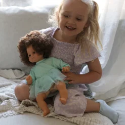 SKRÅLLAN TALDOCKA LILLAN MÖRKT HÅR 36 CM