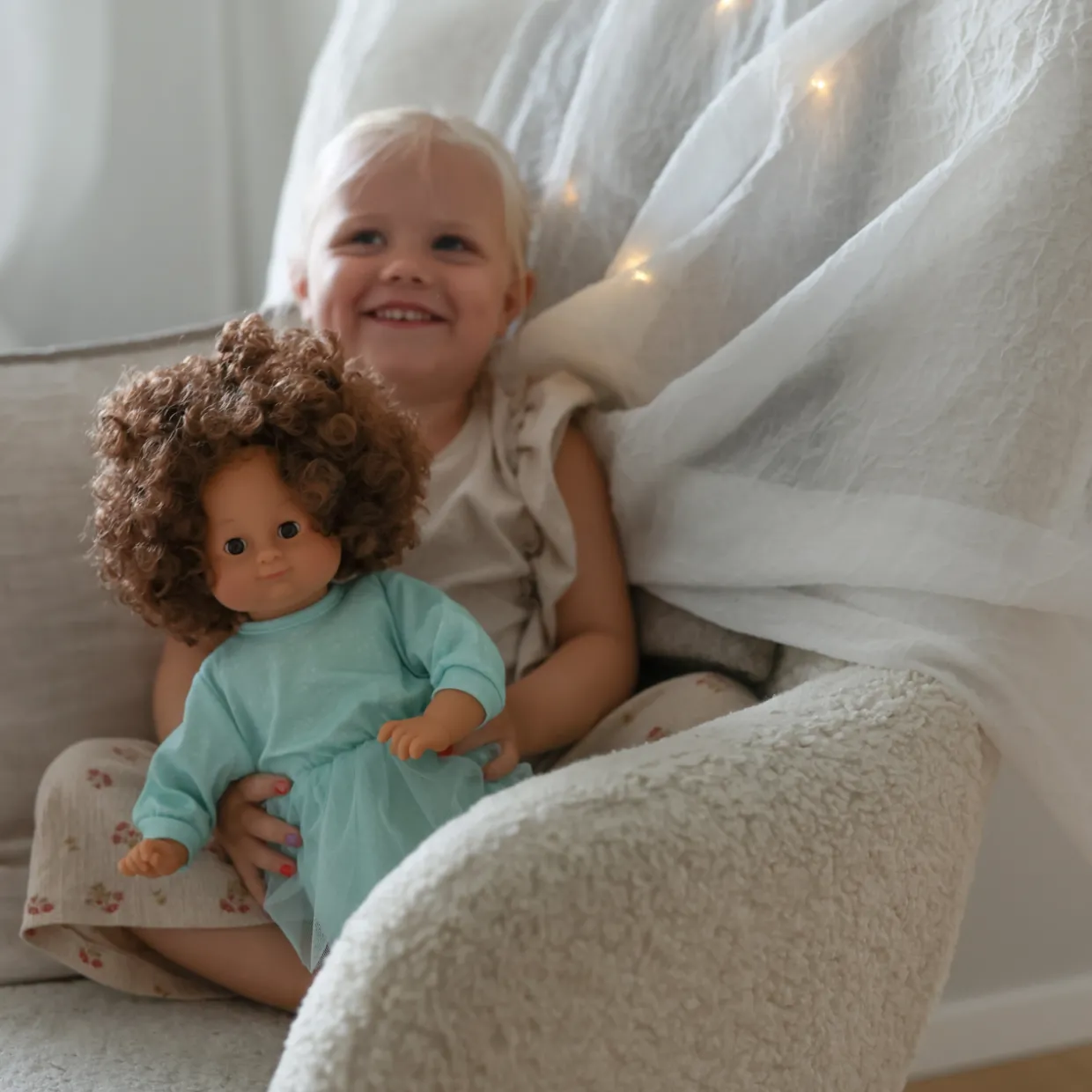 SKRÅLLAN TALDOCKA LILLAN MÖRKT HÅR 36 CM