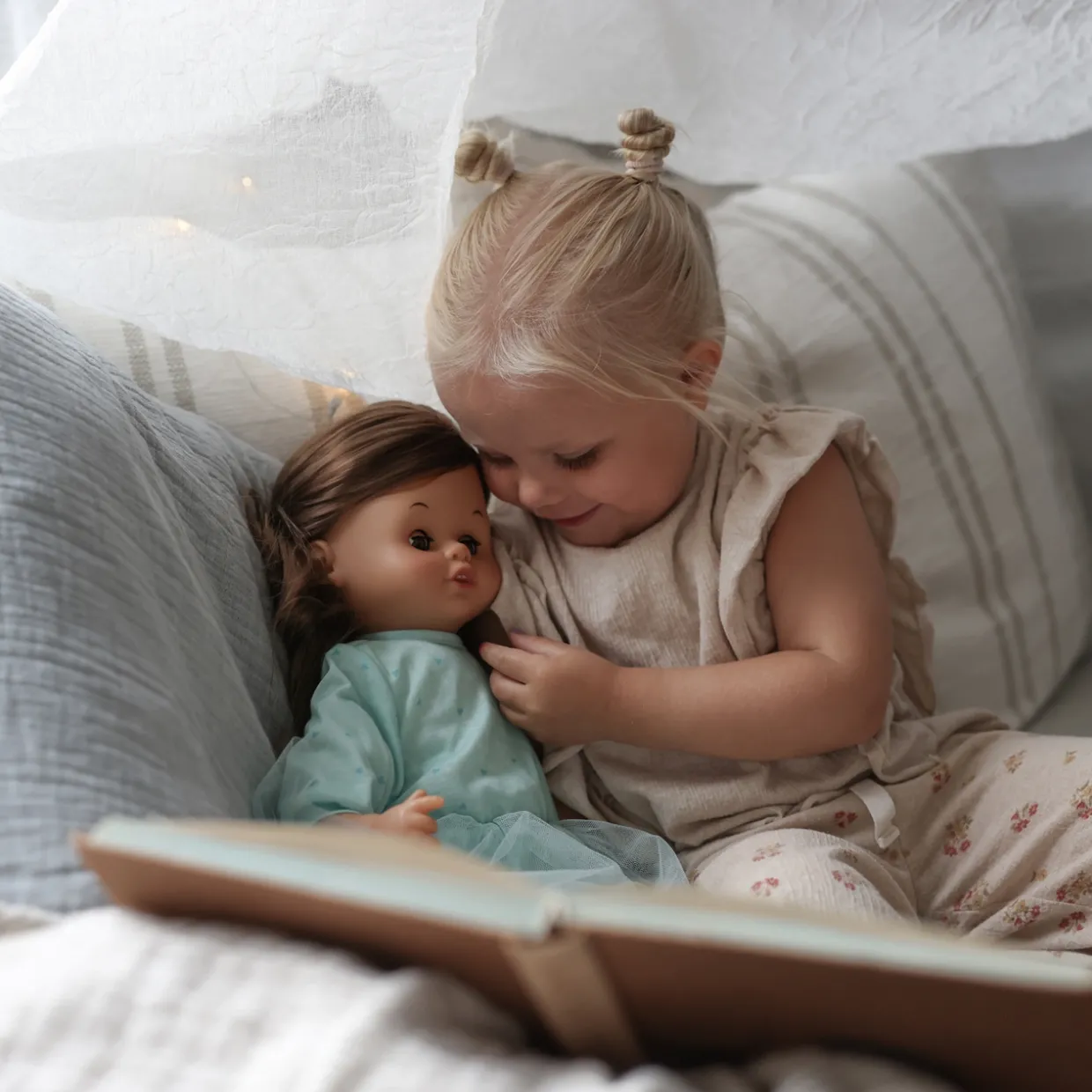 SKRÅLLAN TALDOCKA MÖRKT HÅR 45 CM