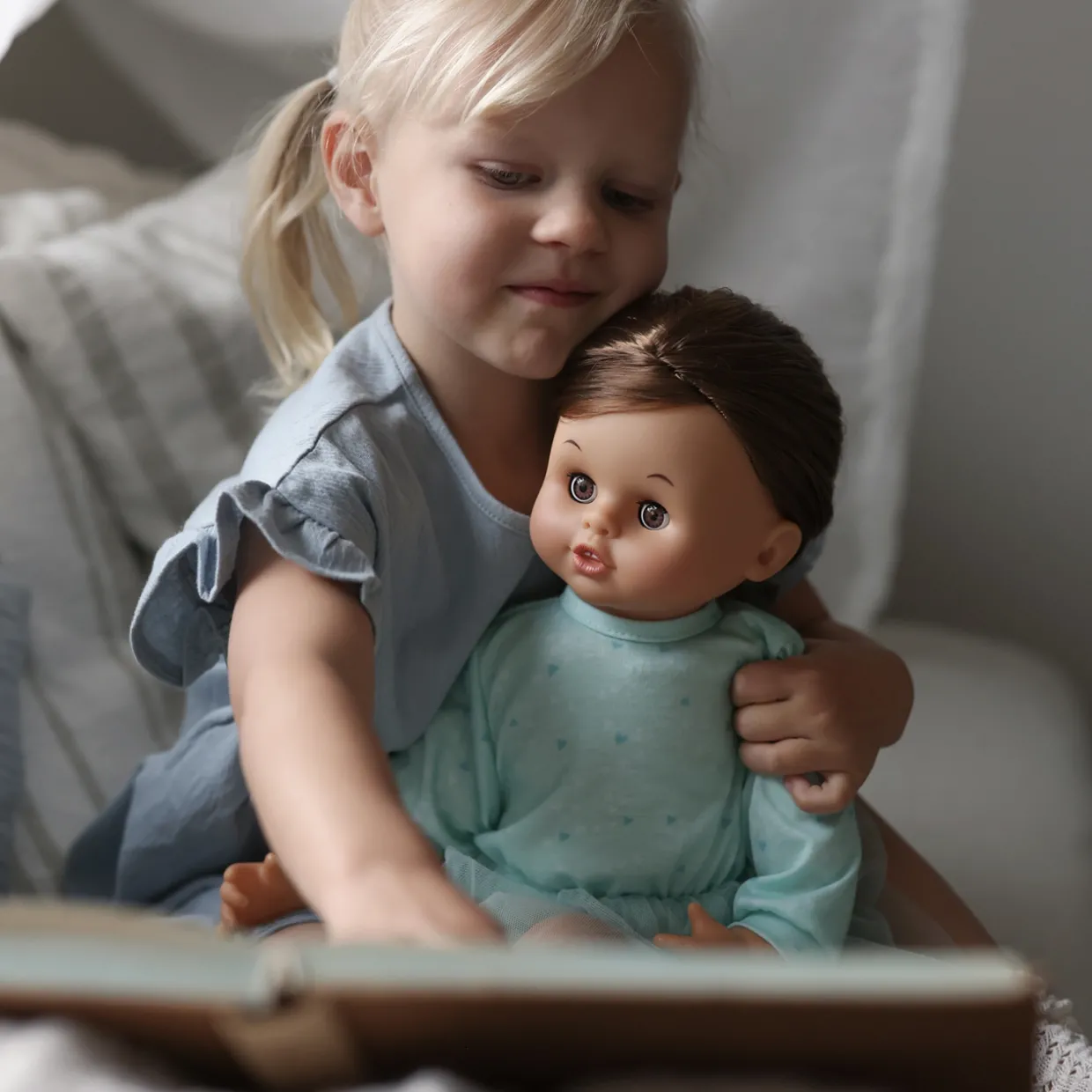 SKRÅLLAN TALDOCKA MÖRKT HÅR 45 CM